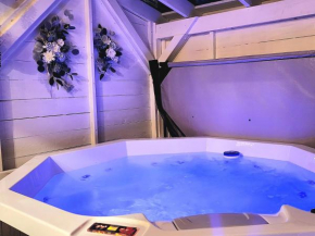 Boho Chic Tiny House with Hot Tub Quebec